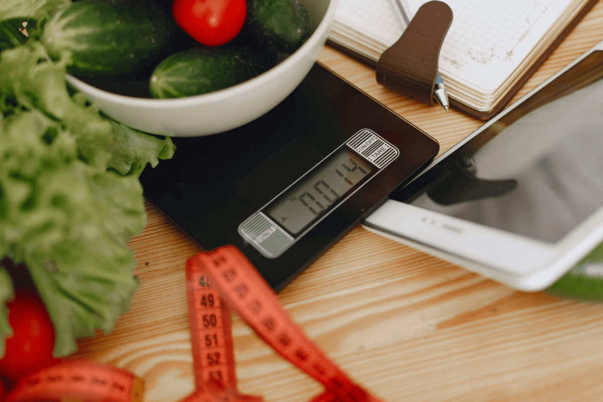 food scale weighing and measuring macros